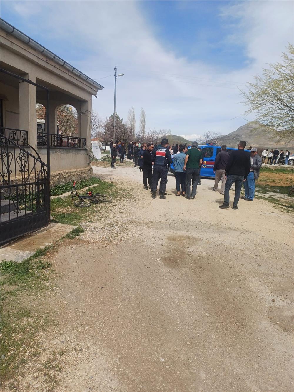 4 çocuk annesi eşini öldürüp intihar etti