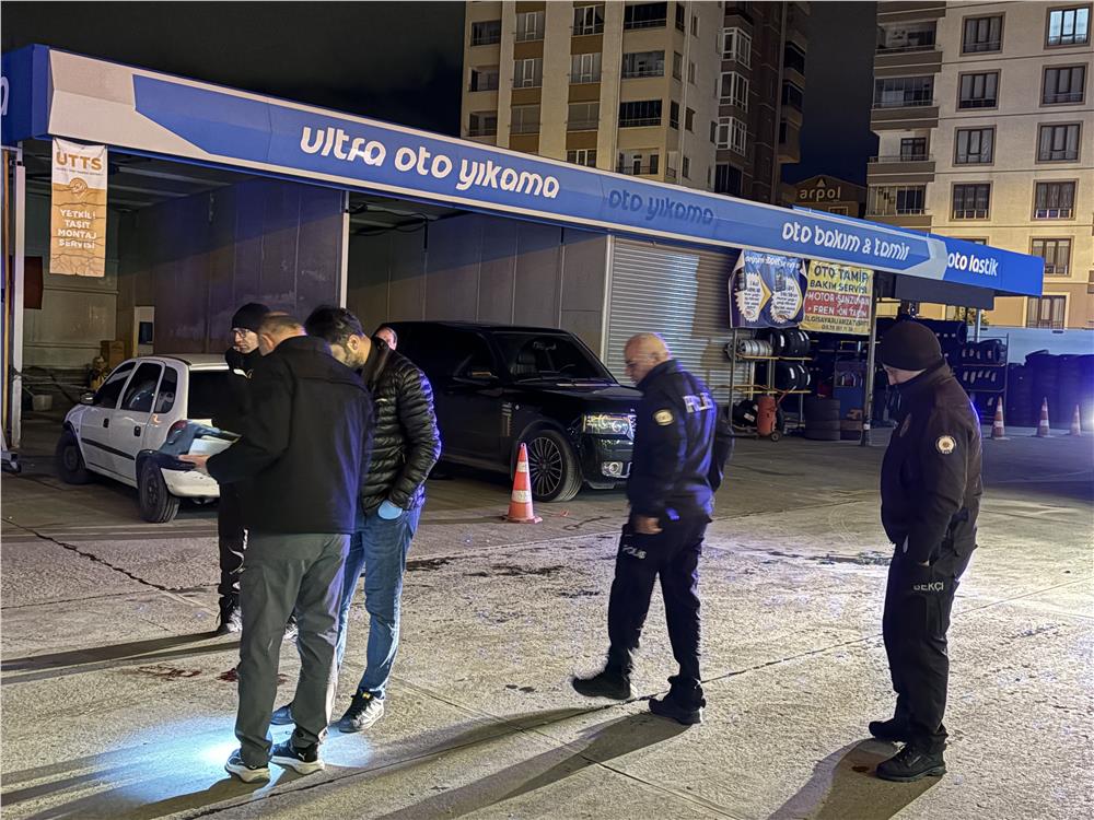 Akaryakıt istasyonunda bıçaklı kavga: 1 ölü, 2 yaralı