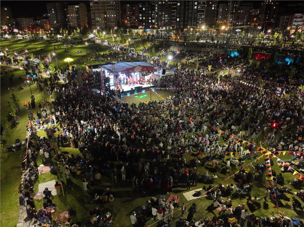 Çiçek Festivali’nin son gününde düzenlenen konserde vatandaşlar doyasıya eğlendi