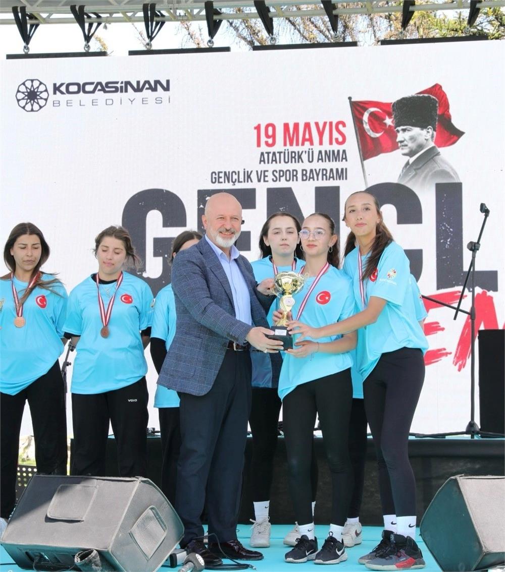 Çolakbayrakdar: Gençler için çalışıyor, geleceğe yatırım yapıyoruz