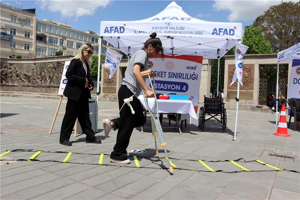 Engellilerin yaşadığı zorlukları empati kurarak öğrendiler
