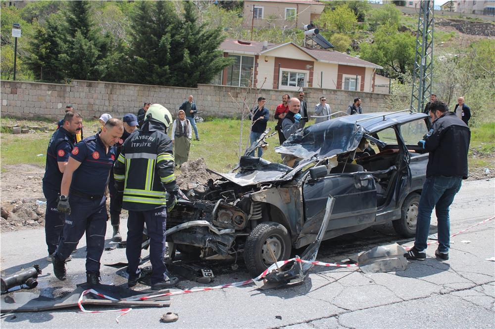 Kamyonun altına giren otomobildeki anne öldü, oğlu ağır yaralandı