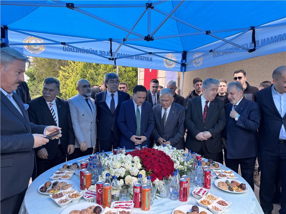 Kayseri protokolü Kayseri Valiliği önünde bayramlaştı