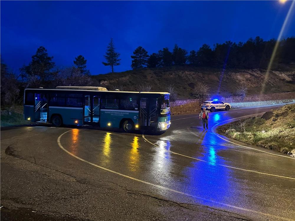 Kayseri’de alkollü bir şahıs çaldığı özel halk otobüsüyle kaza yaptı