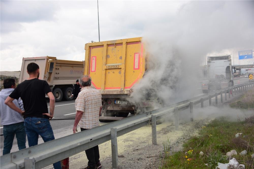 Kayseri'de tırın lastiklerinde çıkan yangın büyümeden söndürüldü