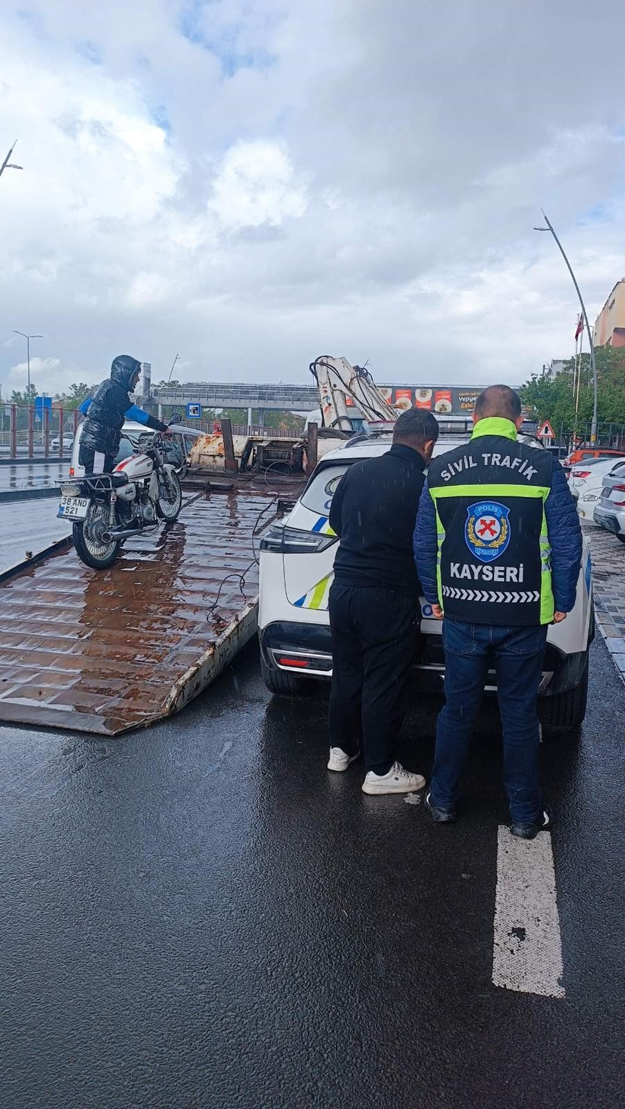 Motosiklet üzerinde akrobatik hareketler yapan şahsa 46 bin TL ceza