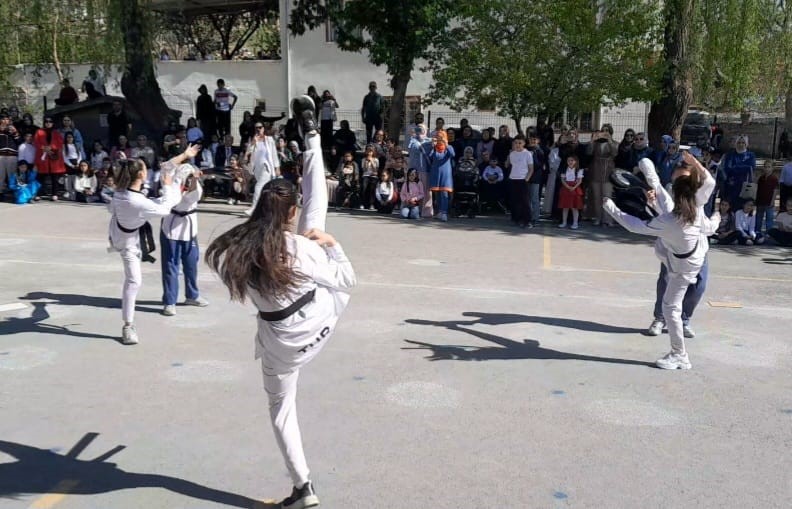 Okul okul gezip sporu sevdiriyorlar