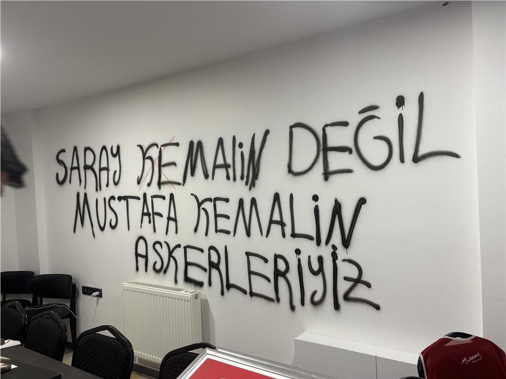 CHP Kayseri İl Başkanlığı binasının duvarlarına boyayla yazılar yazıldı