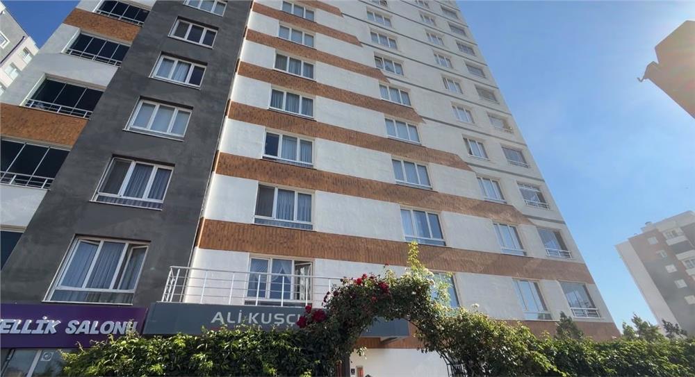 Kayseri'de 12 katlı binanın görevli dairesinde yangın