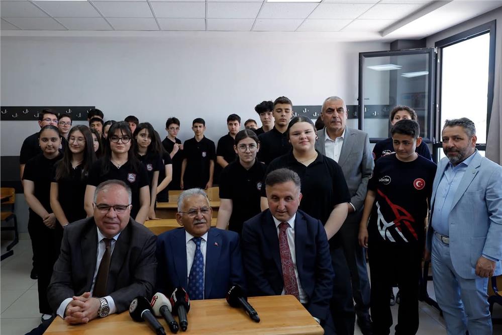 Kayseri'de protokol, öğrencilerin karne heyecanına ortak oldu