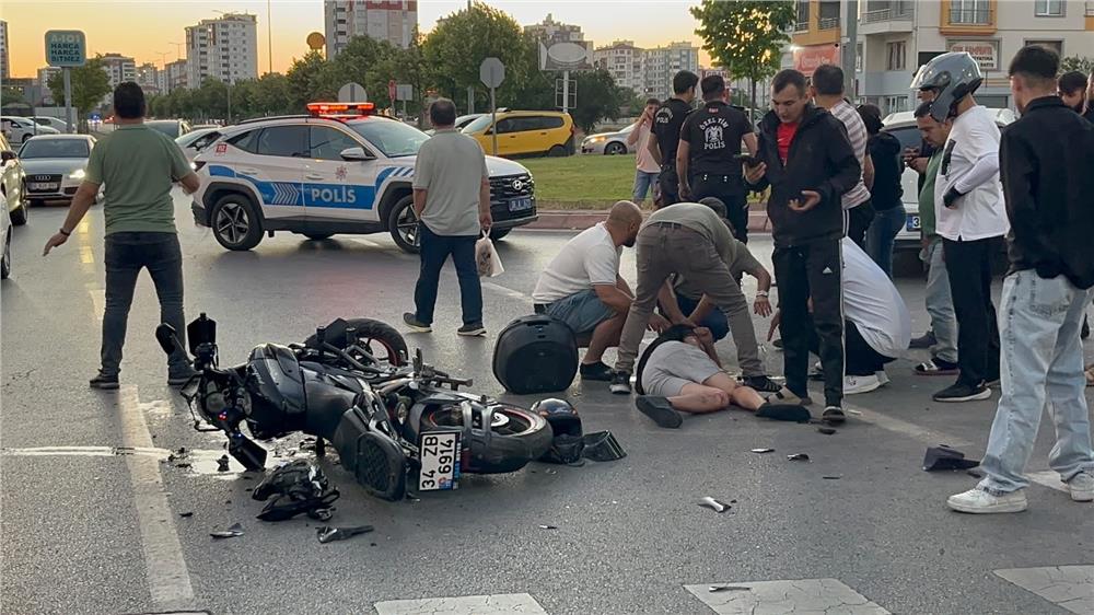Kazada yaralanan motosiklet sürücüsüne ilk müdahale Çevik Kuvvet Şube Müdürü’nden