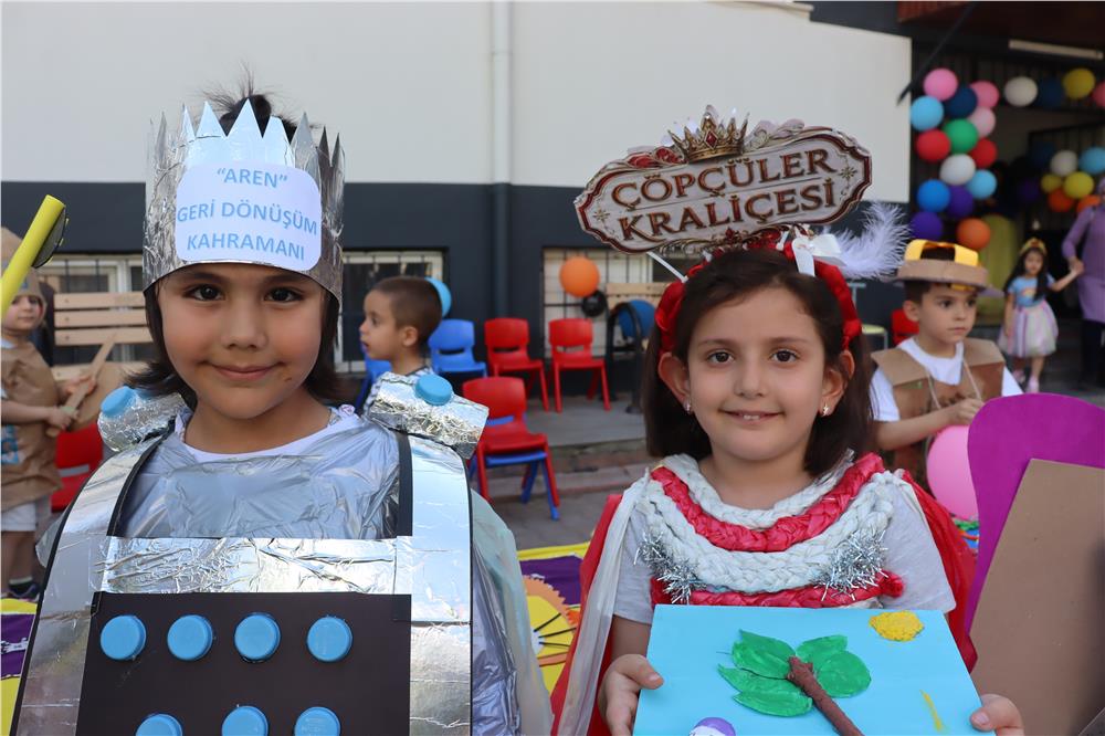 Miniklere bayat ekmekle yemek yapmayı öğrettiler