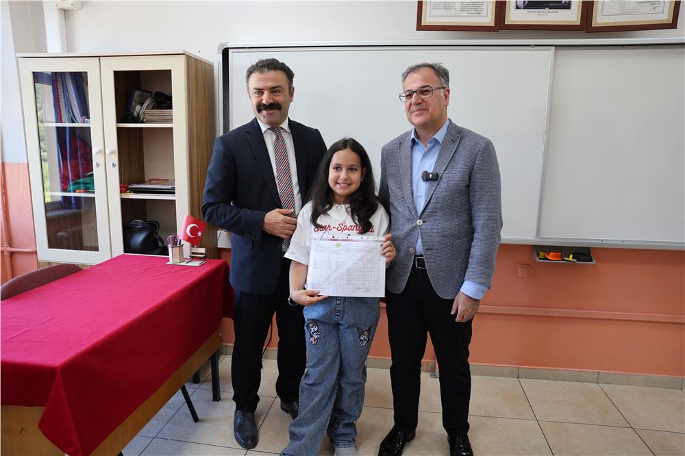 Özdoğan, Hacılar'da karne coşkusuna ortak oldu