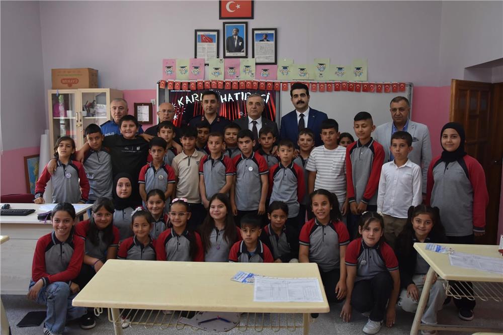 Tomarza'da protokol, öğrencilerin karne heyecanına ortak oldu