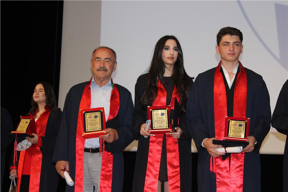 79 yaşında avukat oldu