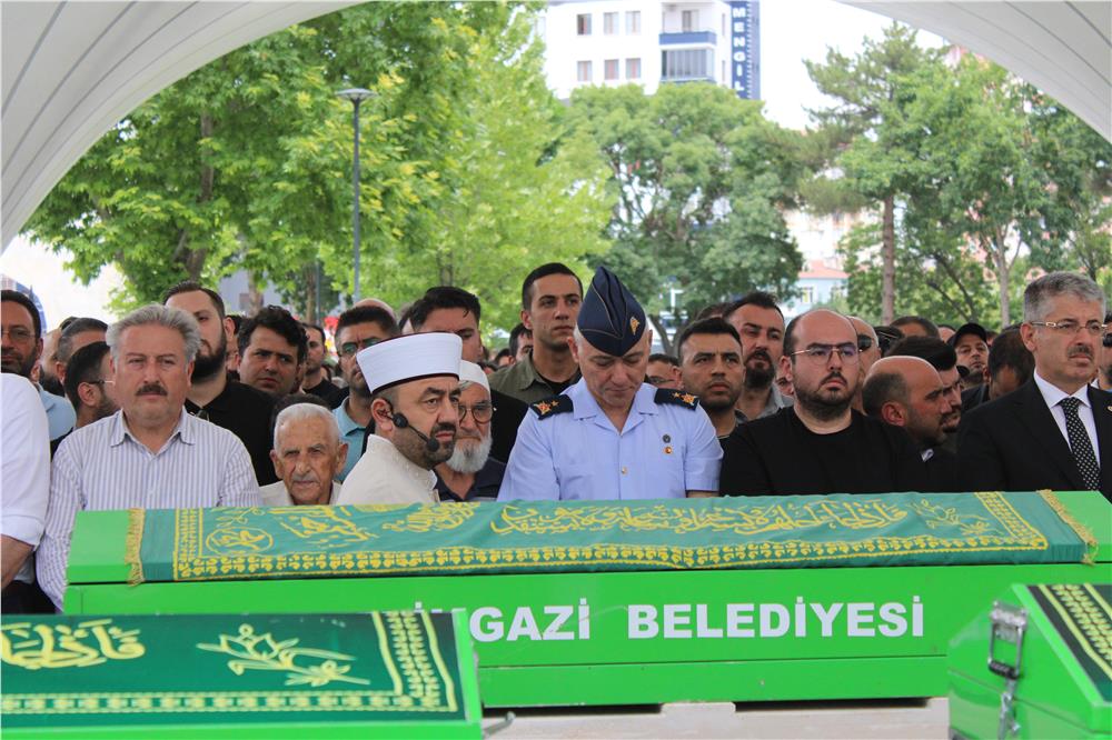 Bisikletten düşerek hayatını kaybeden özel kalem müdürü toprağa verildi