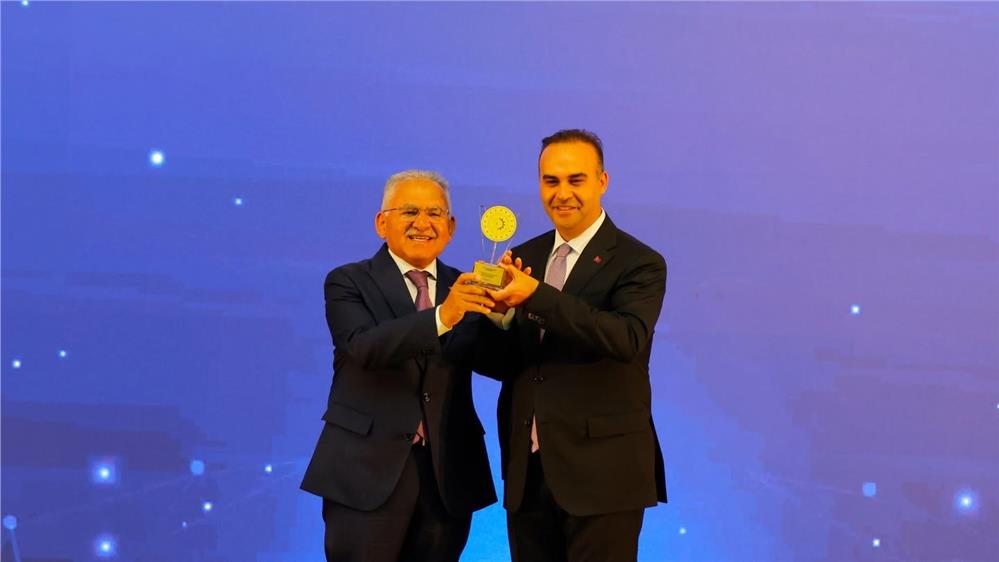 Büyükkılıç, Türkiye'de ilk olan RES projesiyle Bakan Kacır'ın elinden ödül aldı