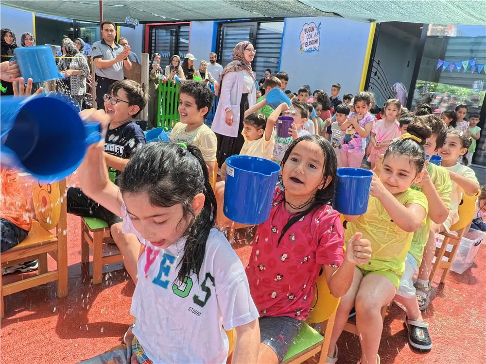 Büyükşehirden çocuklara unutulmaz yaz etkinliği: Çocuk kütüphanesinde su oyunları