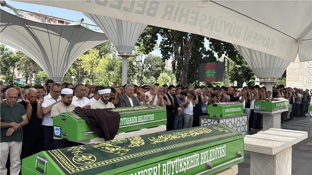 Düğün konvoyundaki kazada hayatını kaybeden genç kadın toprağa verildi