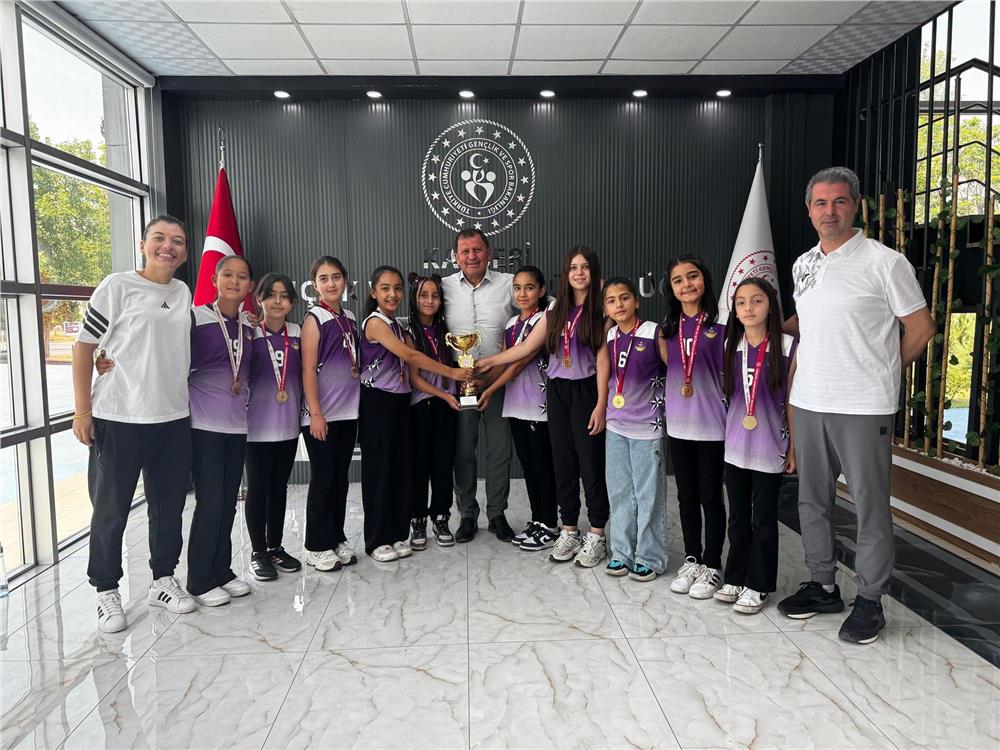 Kayseri şampiyonu sporculardan İl Müdürü Kabakcı