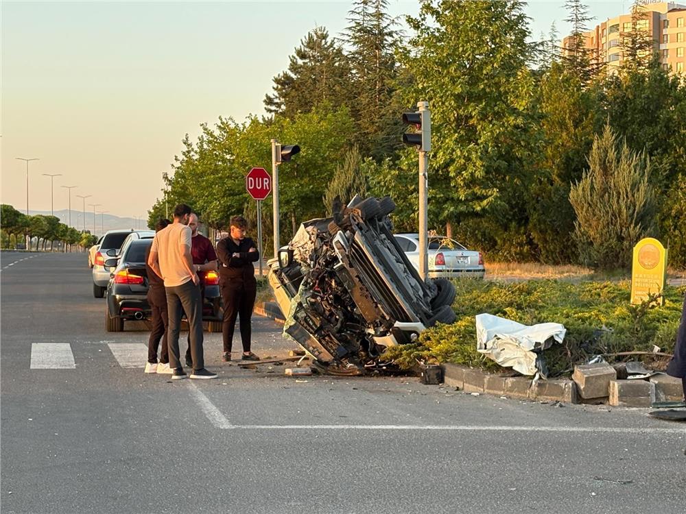 Otomobille çarpışan hafif ticari araç hurdaya döndü: 4 yaralı