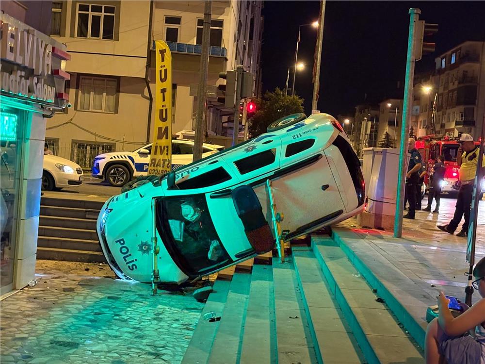 Otomobille çarpışan polis aracı yan yattı: 2’si bekçi 3 yaralı