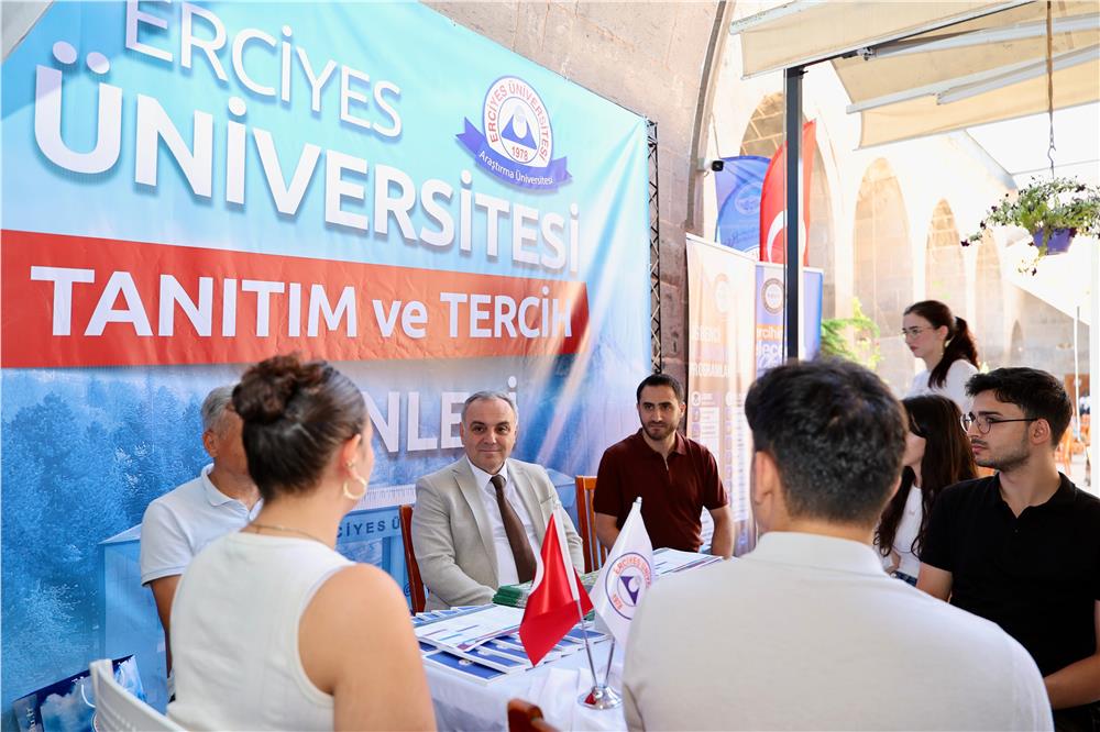 Rektör Prof. Dr. Fatih Altun, tercih danışmanlığı standında öğrenciler ile buluştu