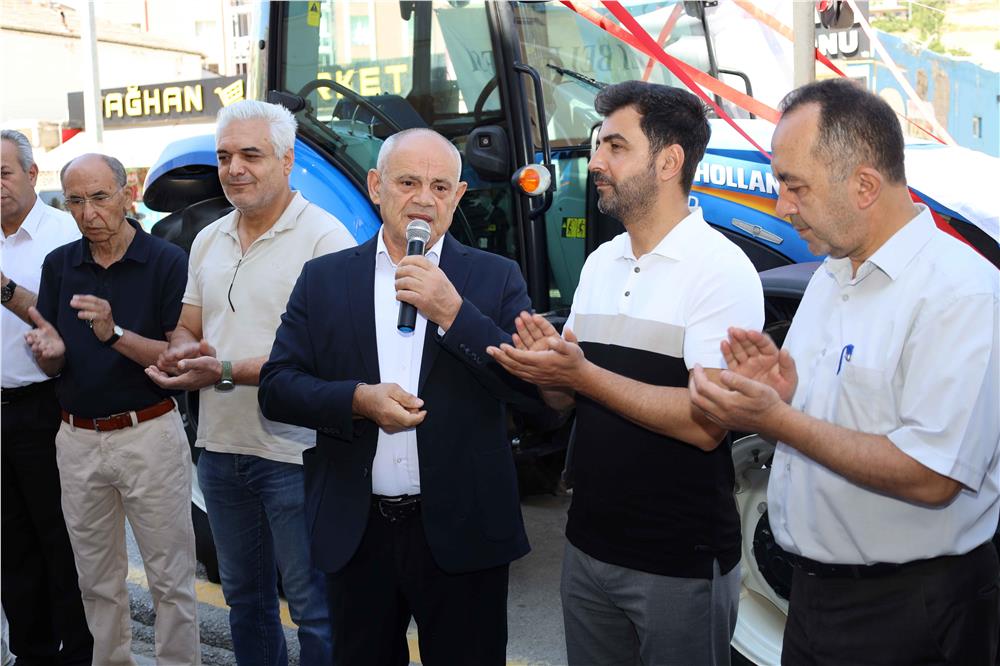Yahyalı Belediyesi araç filosunu güçlendirdi: 2 yeni traktör hizmete alındı