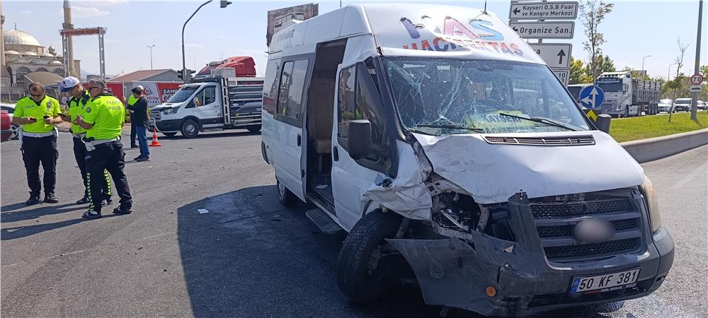 Yolcu minibüsü ile otomobil çarpıştı: 8 yaralı