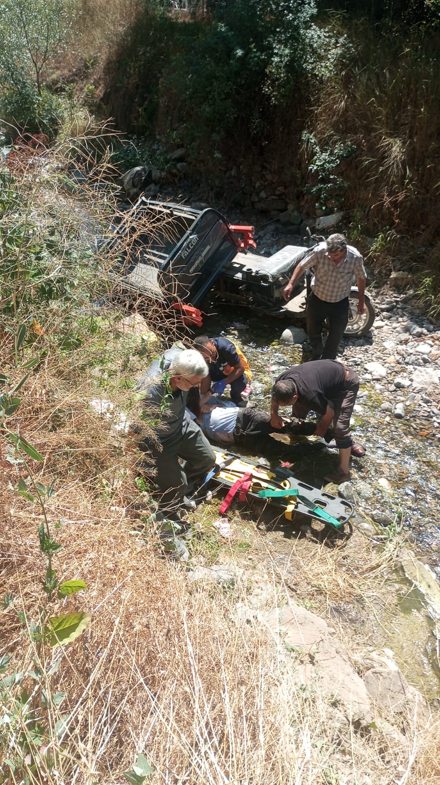 3 tekerlekli motor dere yatağına devrildi: Dede öldü, 2 torunu yaralandı
