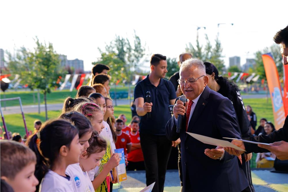 Başkan Büyükkılıç, gençlerin coşkusuna ortak oldu