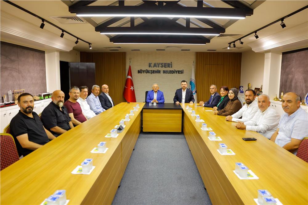 Başkan Büyükkılıç, şehrin farklı kesimlerinden konuklarını makamında ağırladı