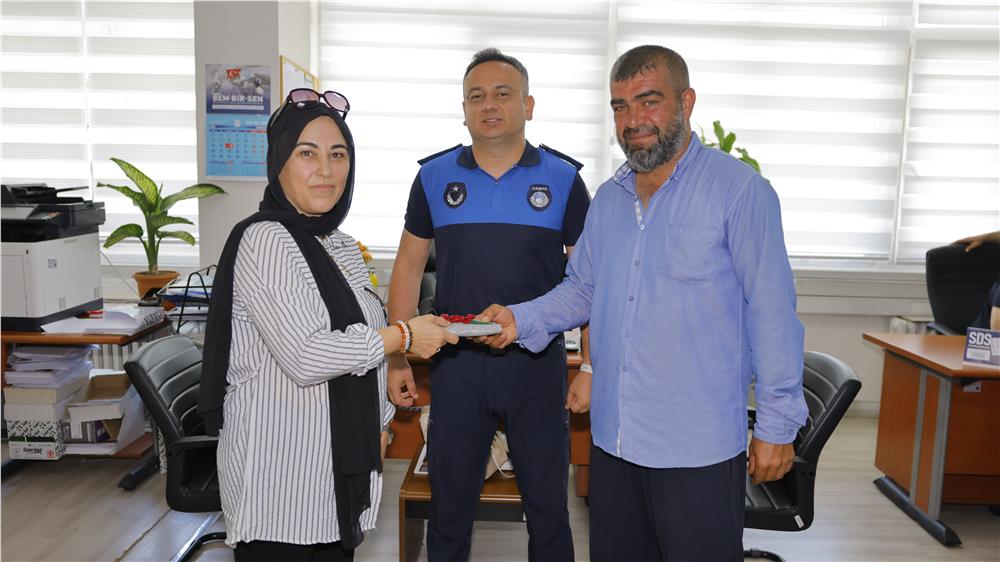 Büyükşehir zabıtasından güven veren duyarlılık: Kayıp cüzdan sahibine eksiksiz teslim edildi