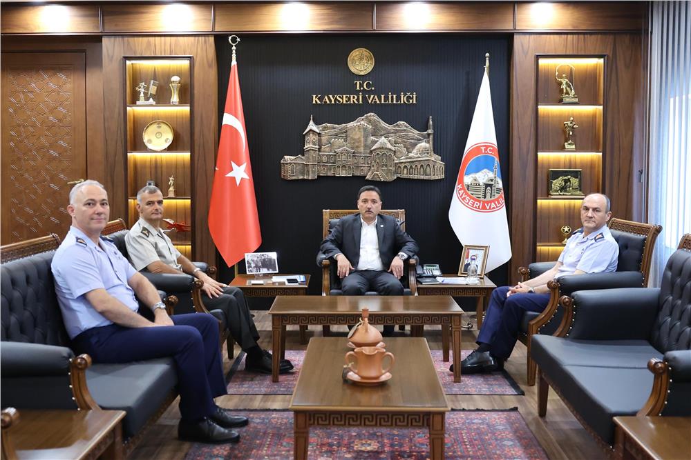 Görev sürelerini tamamlayan komutanlardan Vali Çiçek'e ziyaret