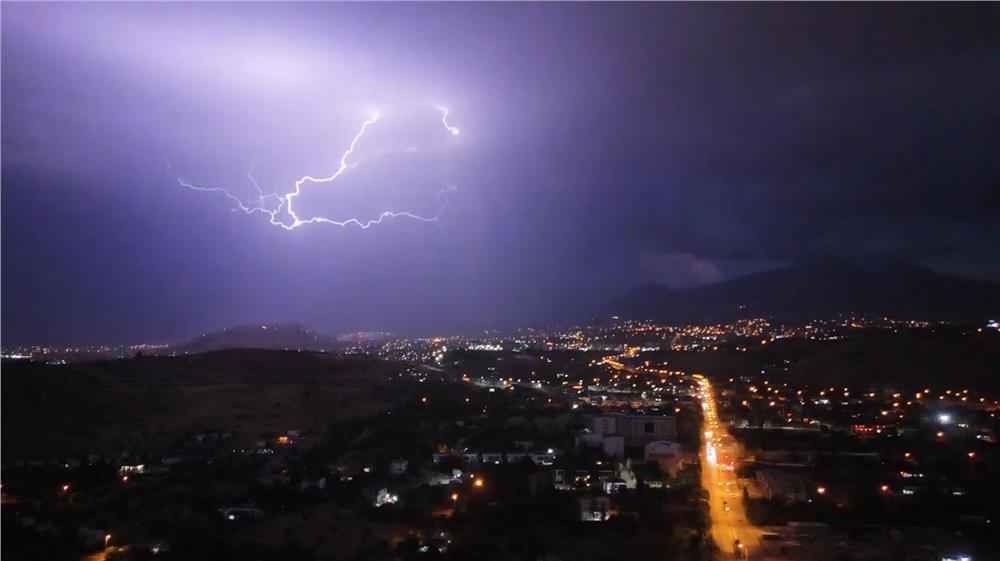 Kayseri'de etkili olan şimşekler geceyi aydınlattı
