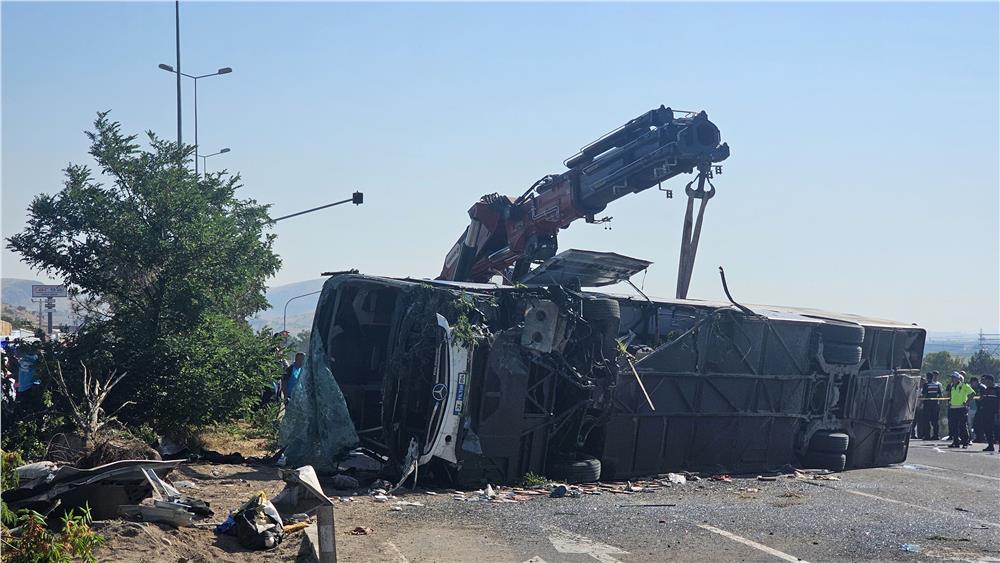 Kayseri'de yolcu otobüsü devrildi: Çok sayıda yaralı var
