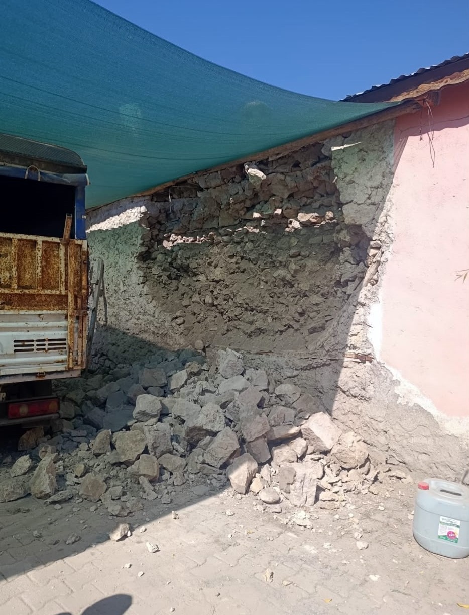 Kayseri'deki depremde bazı evlerde hasar oluştu