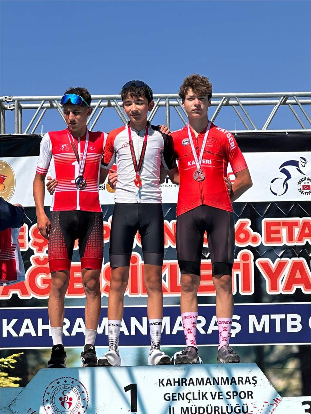 Kayserili bisiklet sporcularından çifte başarı