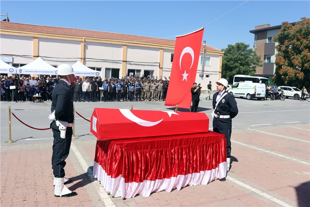 Merhum polis babasını asker selamı ile uğurladı