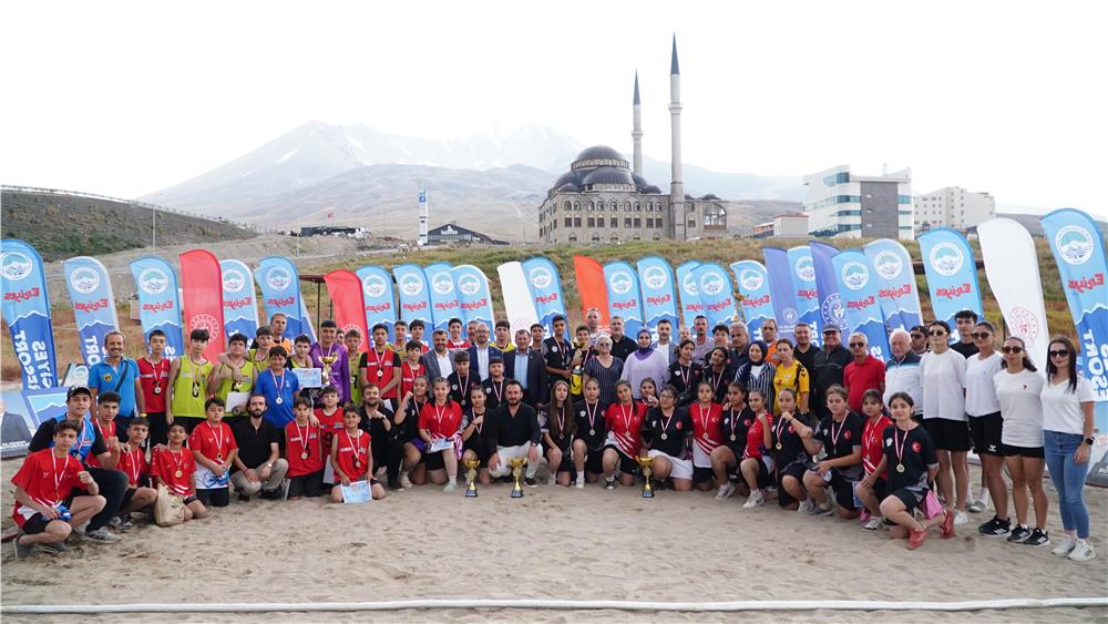 Türkiye'de ilk kez 2 bin 200 metrede plaj hentbolu oynandı