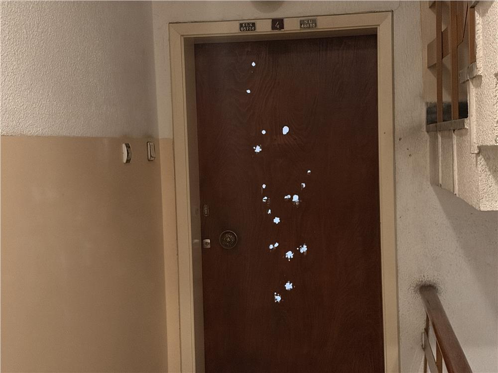 Vakfın kapısına kurşun yağdırdı