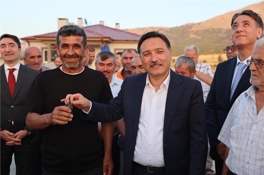 Vali Çiçek depremzede ailelerin sevincine ortak oldu