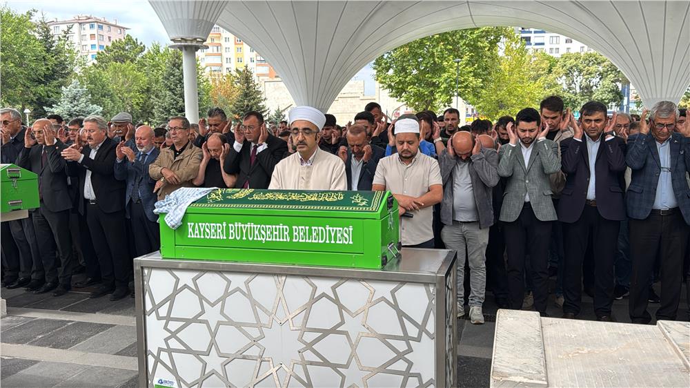 Başına kaya parçası düşmesi sonucu hayatını kaybeden bebek toprağa verildi
