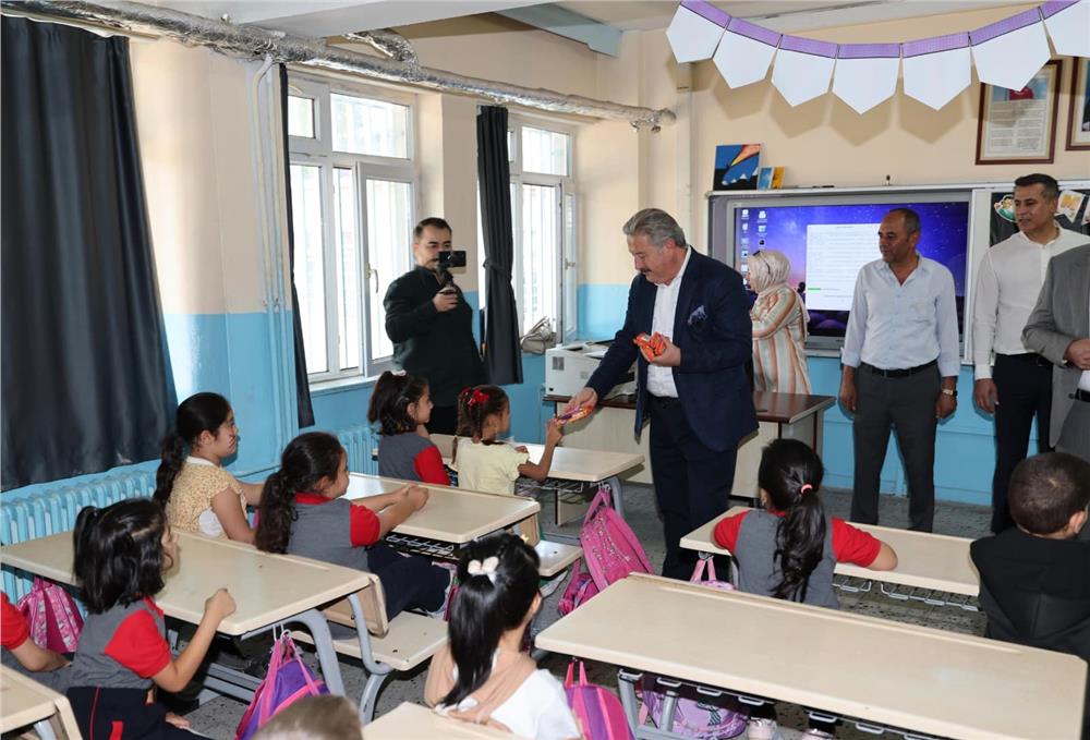 Başkan Palancıoğlu, öğrencilerin okul heyecanını paylaştı
