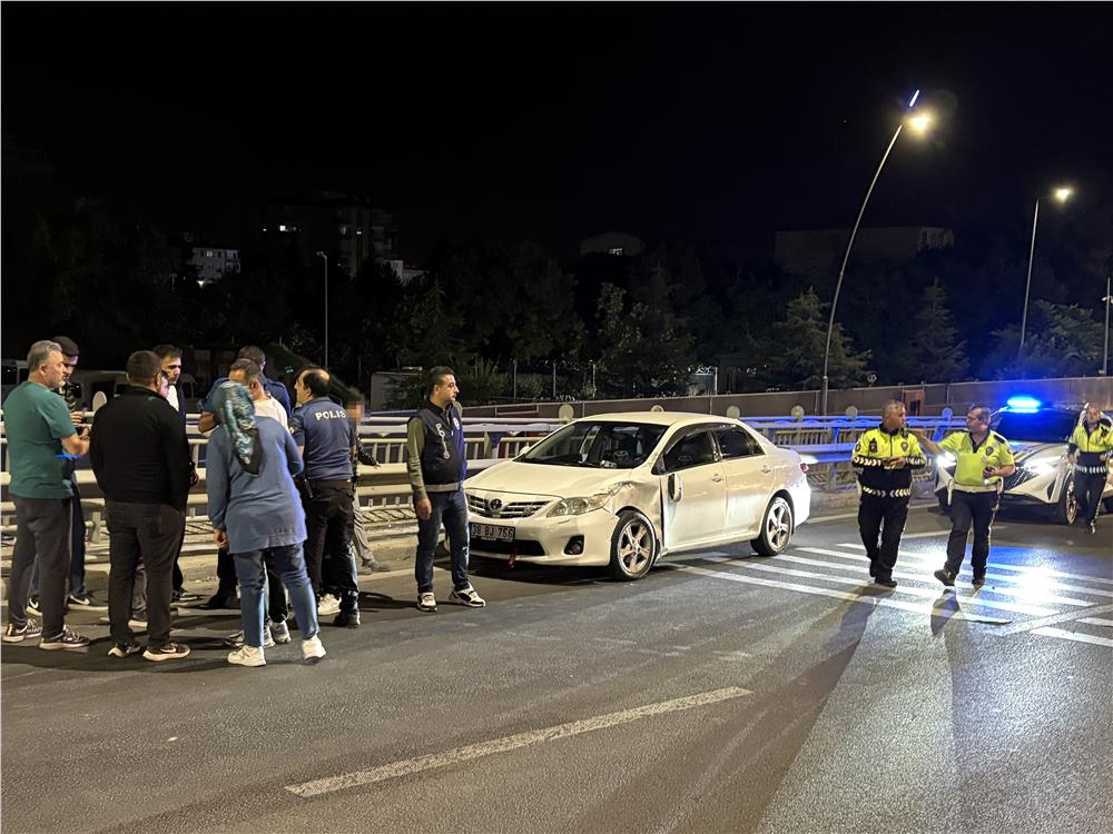 Çarpışan otomobillerden biri yan yattı: 1 yaralı