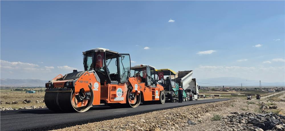 Kayseri Büyükşehir, Develi'de sıcak asfalt çalışmalarına başladı
