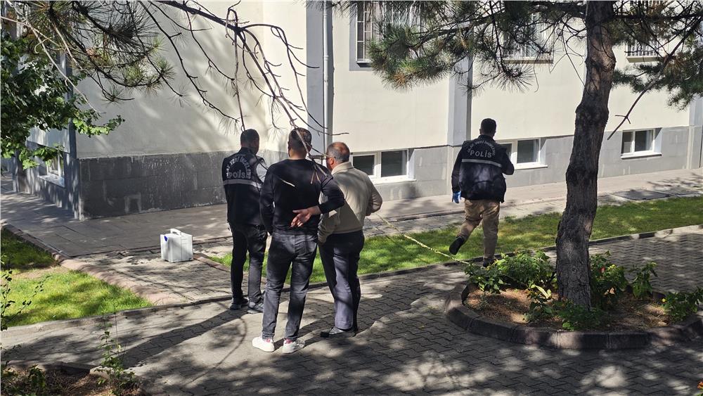 Kayseri'de 3. kattan düşen genç kız ağır yaralandı