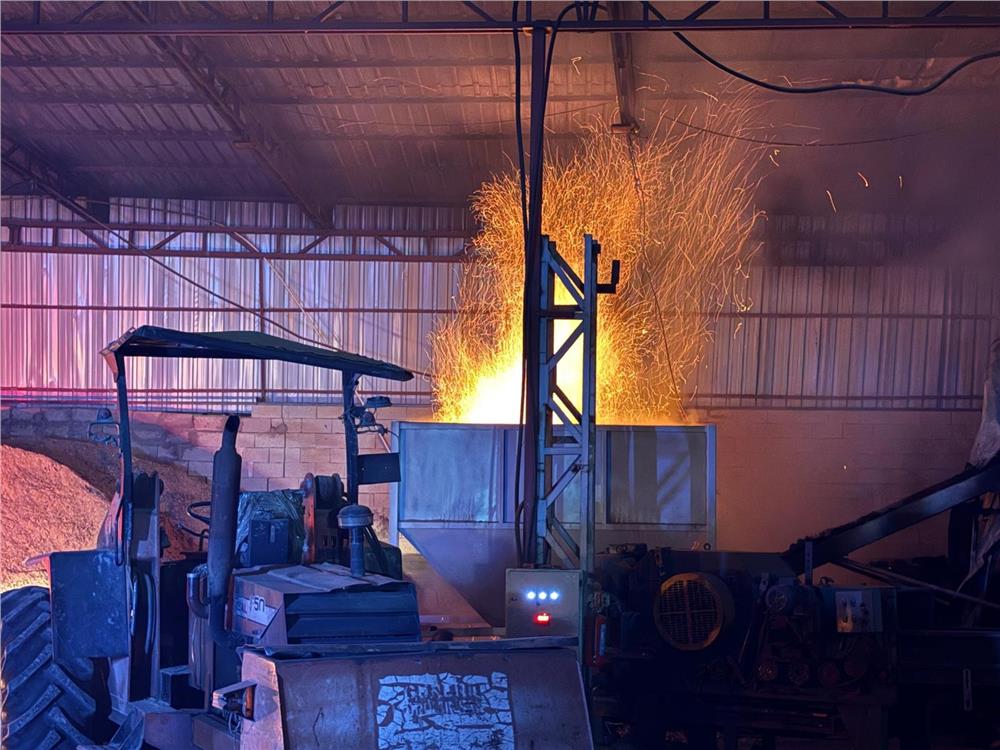 Kayseri'de talaş briketleme makinasında çıkan yangın büyümeden söndürüldü