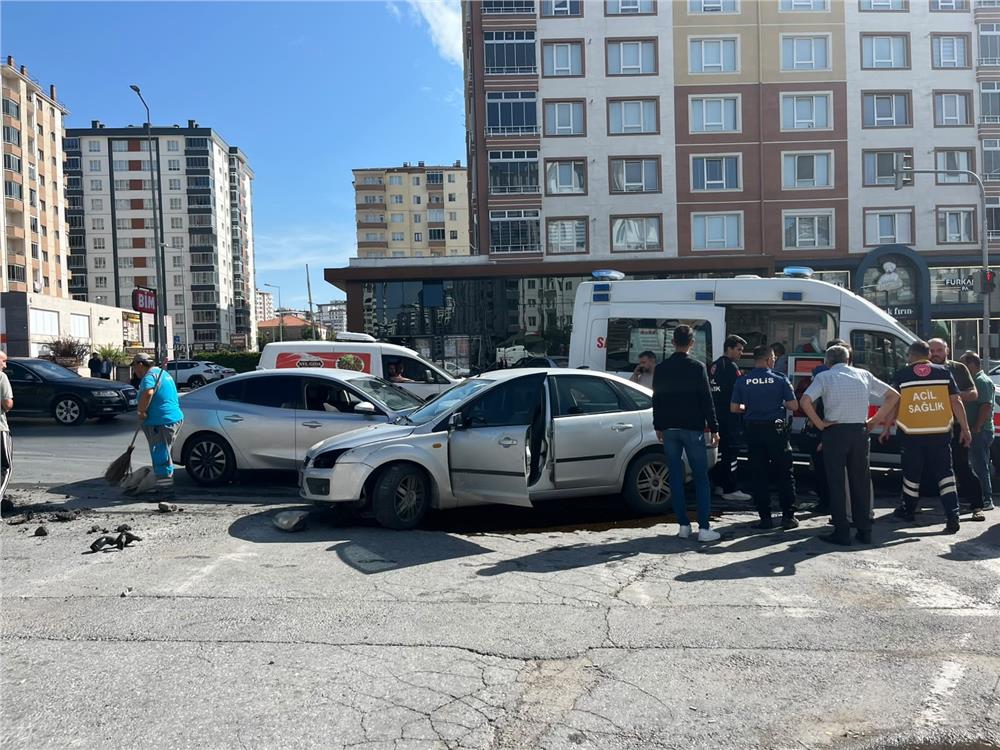 Kayseri'nin Kocasinan ilçesinde Otomobiller çarpıştı: 2 yaralı