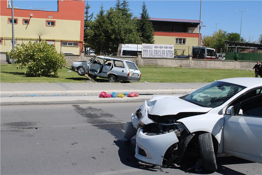 Kaza yapan otomobil ağacı kırarak üzerine çıktı: 2 yaralı